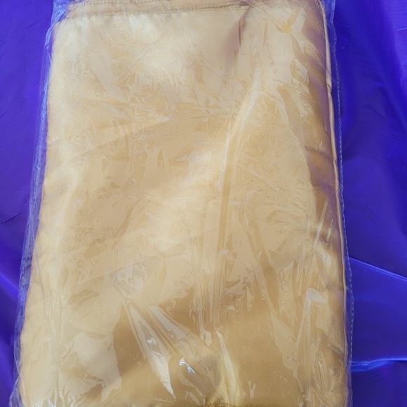 Table Runners 12”x 108”. 10pk in satin gold. - Picture 3 of 3